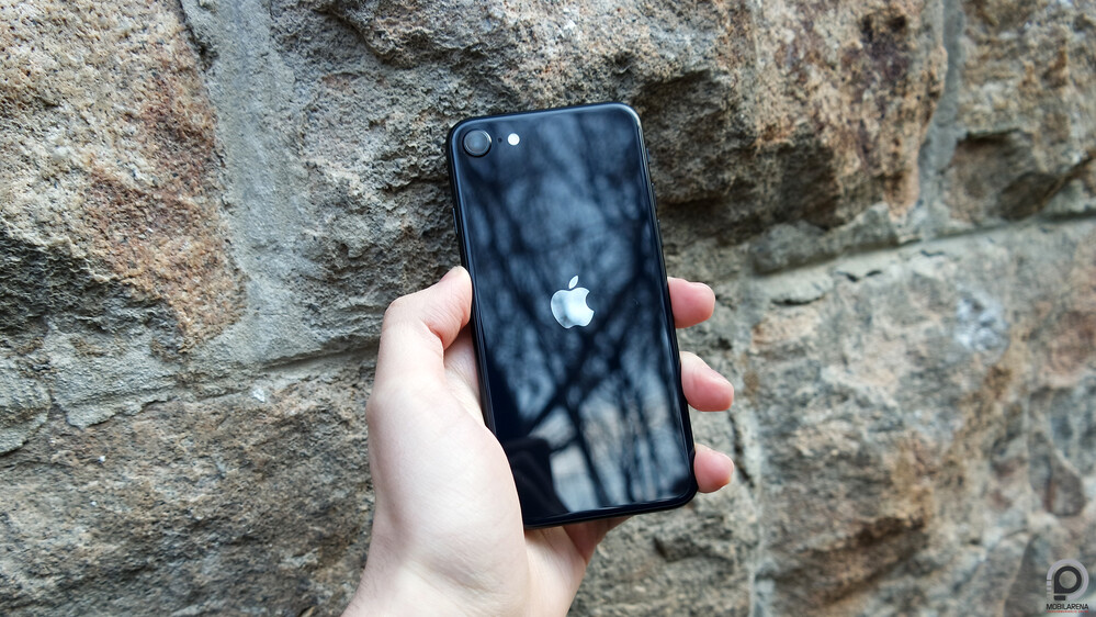Az új iPhone SE kékes-fekete hátlapja.