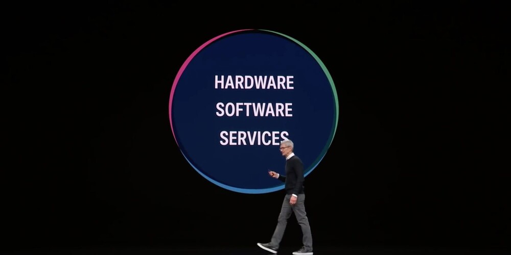 Tim Cook a színpadon az Apple szolgáltatásairól beszél.