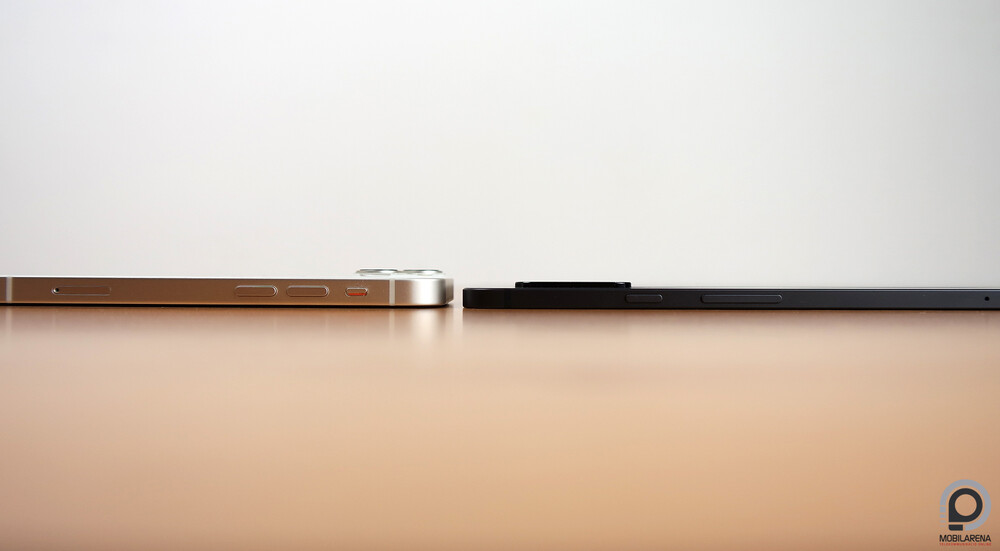 Az iPhone 13 Mini és a Tab S8 Ultra egymás mellett.