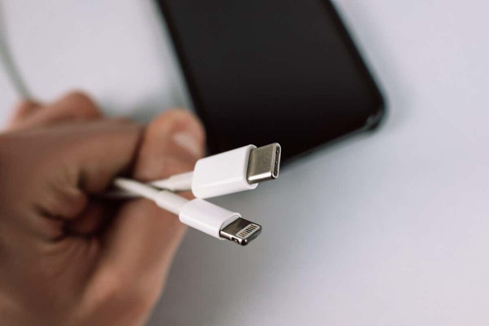 Egy Apple által gyártott Lightning kábel és egy USB-C kábel.