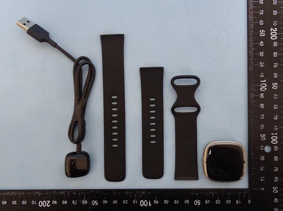 Az Afib mérésekhez és EKG-hoz használt fém gyűrű bekerült a kijelző alá az új Fitbit Sense-ben.