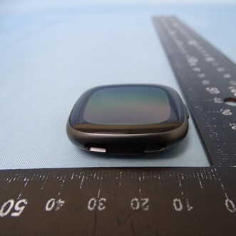 Egyszerűbb, olcsóbb Fitbit lesz a Versa 4, de külsőre alig tér el a Sense-től.