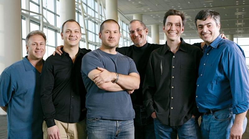 Az első Apple iPhone-t fejlesztő csapat vezetői, Scott Forstall jobbról a második Eddy Cue és Steve Jobs között.