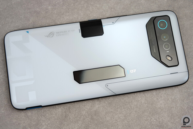Jelzi a hátlapon is az Asus, ez a hetedik generációs ROG Phone