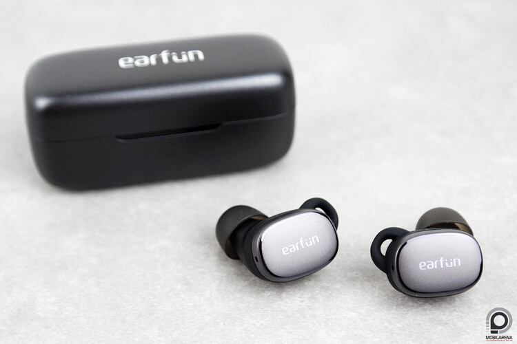 Az EarFun Free Pro 3 szürke színben