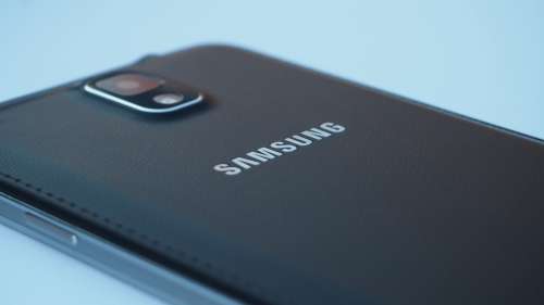 Elegáns bőrszerű felület, melyen átüt a Samsung fémjelzése.
