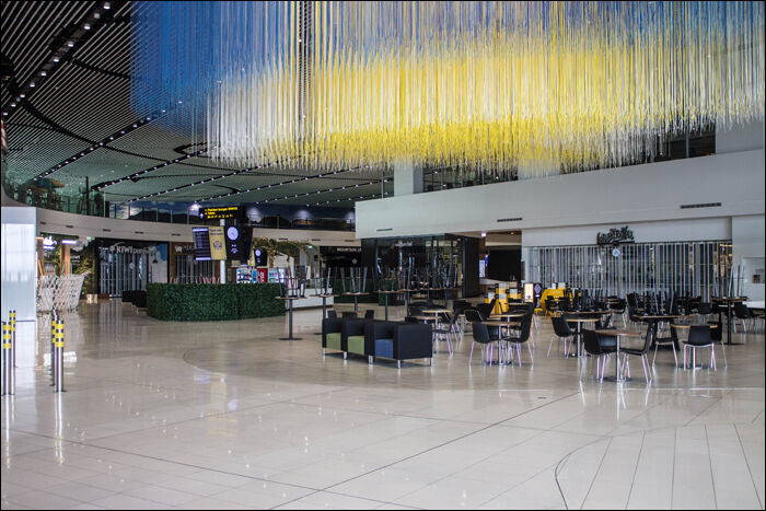 A tranzit az előző képen látottakhoz hasonlóan zsúfolt térrésze. A tranzit az előző képen látottakhoz hasonlóan zsúfolt térrésze.