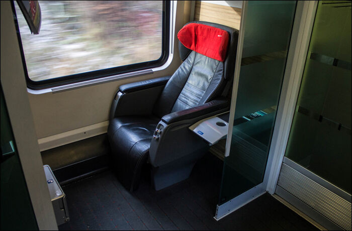 A Railjeten található Business Class ülések egyike. A kb. 80€-s viteldíjban egy üdvözlő ital is benne volt. A Railjeten található Business Class ülések egyike. A kb. 80€-s viteldíjban egy üdvözlő ital is benne volt.