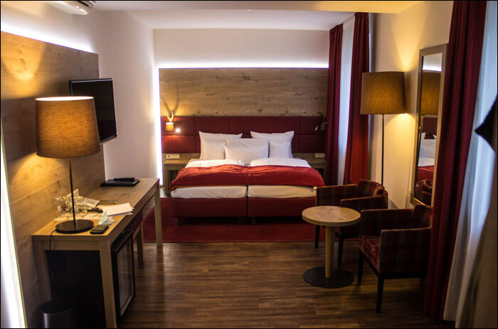 A Drei Löwenben bejelentkezést követően még egy ingyenes „upgrade”-t is kaptam, így az eredetileg lefoglalt egyfős szoba helyett kétfős szobában tölthettem el a vonatom indulásáis tartó kb. egy napot. A Drei Löwenben bejelentkezést követően még egy ingyenes „upgrade”-t is kaptam, így az eredetileg lefoglalt egyfős szoba helyett kétfős szobában tölthettem el a vonatom indulásáis tartó kb. egy napot.