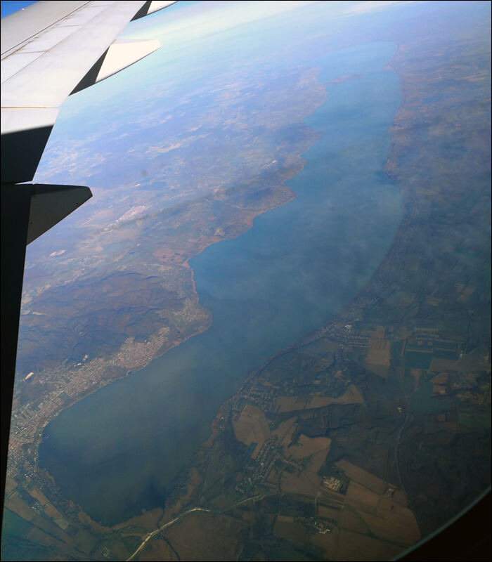 Életemben először repültem olyan viszonylaton, melyről a Balaton is látható volt. Életemben először repültem olyan viszonylaton, melyről a Balaton is látható volt.