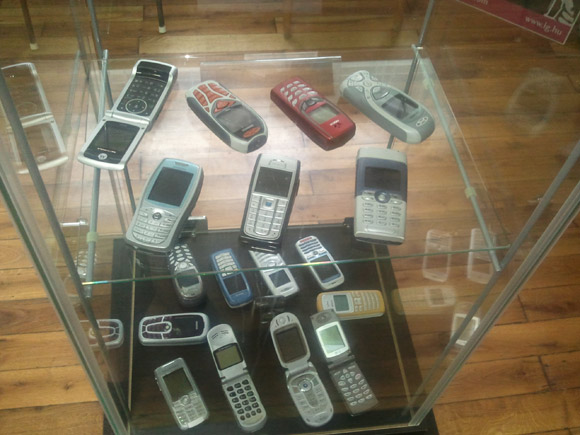 Nagyon sok régi telefon egy helyen
