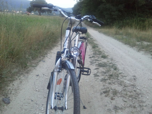 Inkább aszfaltra való, de a földúton sem volt komoly gond