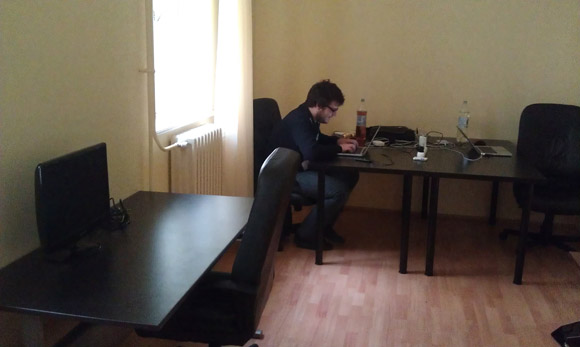 A kép kedvéért Bocha úgy tett, mintha dolgozna