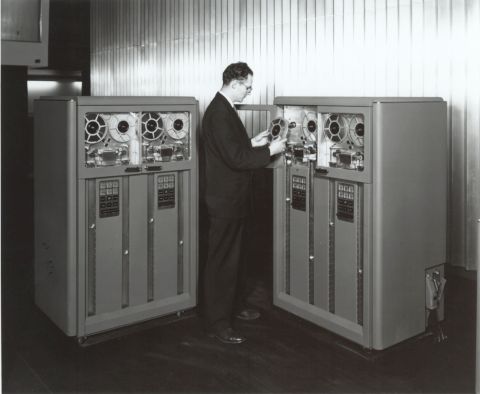 Az IBM 726-os egységet 1952-ben mutaták be. Az orsókra tekert szalagokra akkoriban 1,4 MB adatot tudtak eltárolni.