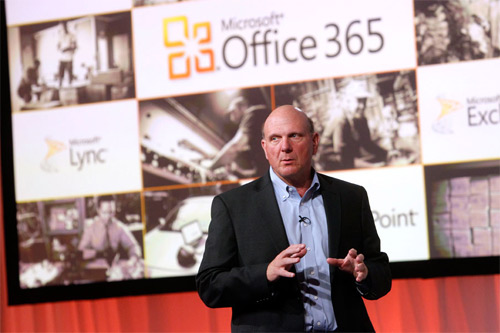 Steve Ballmer bemutatja a terméket (Fotó: Microsoft)