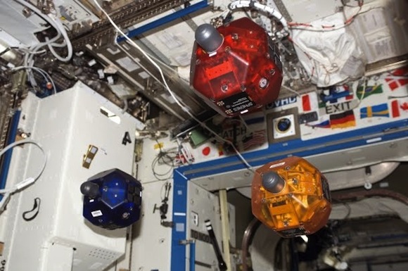 Így néz ki egy SPHERES szatellit