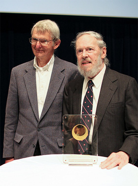 Dennis Ritchie (jobbra)(Fotó: Bell Labs.)