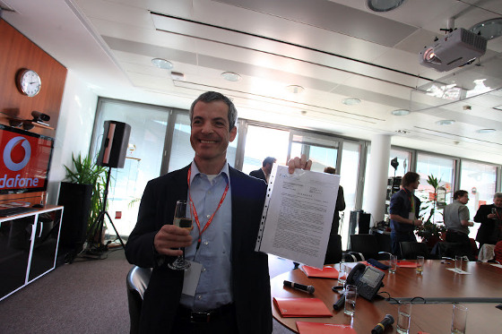 Diego Massidda vezérigazgató a friss frekvenciahasználati engedéllyel (Fotó: Vodafone)