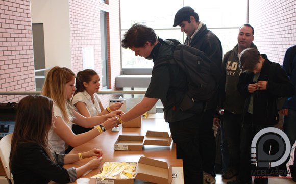 Érkeznek a látogatók - munkába a lányok