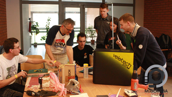 Moddolás közben a stáb