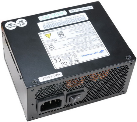 A PC-Q02 mellé egy 300 wattos FSP tápegység is jár.