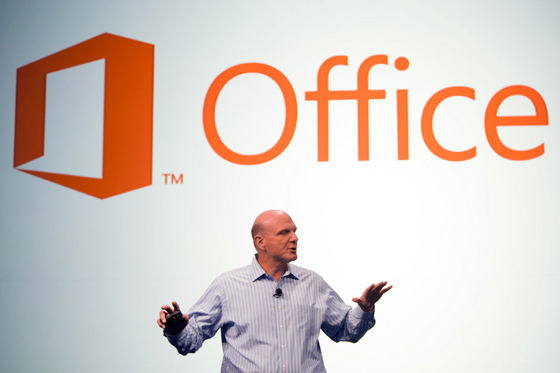 Steve Ballmer bemutatja az új csomagot (Fotó: Microsoft)