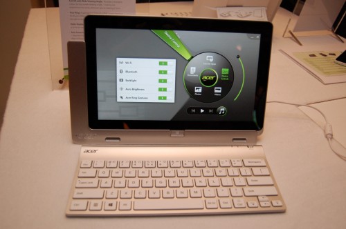 Acer Iconia W700 tablet vezeték nélküli billentyűzettel