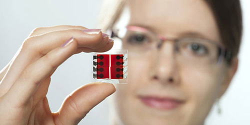 Leheletvékony: az organikus szenzorokat kis és nagy felületű CMOS chipekre egyaránt fel lehet vinni, de alkalmazásuk lehetséges hajlékony műanyag fóliákon, vagy üvegfelületeken egyaránt. (Kép: U. Benz / TUM)