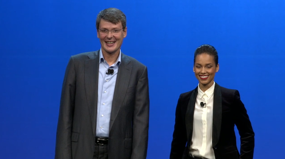 Üzletemberek egymás között... mégsem, csak Alicia Keys.