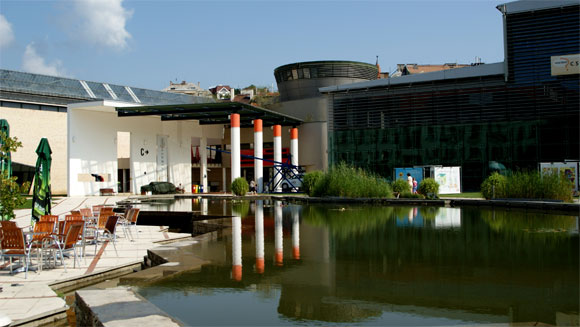 A "B" csarnok bejárata