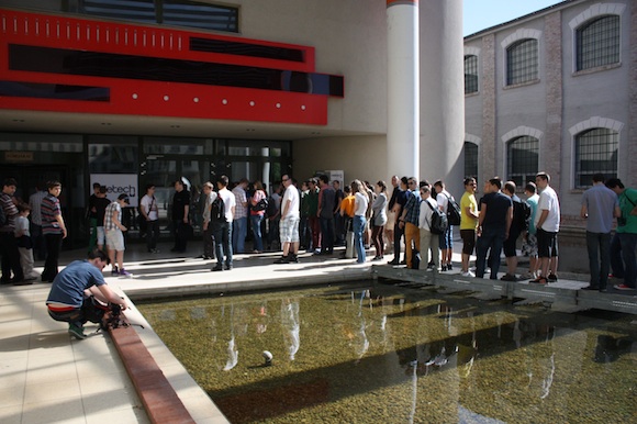 Az első látogatók várakoznak