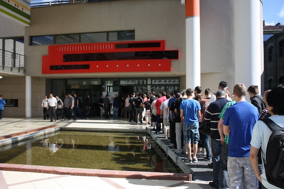 A látogatók sorban állnak