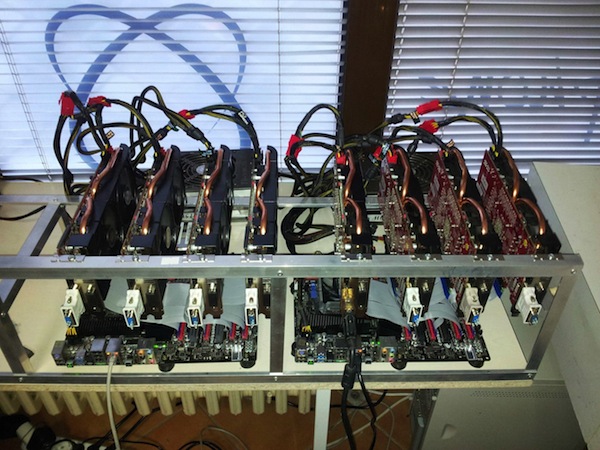 Csúcsteljesítményű VGA kártyákra épülő Bitcoin bányagépek. A bányászat nem kevés áramot emészt fel. (Kép: bitcointalk.org)