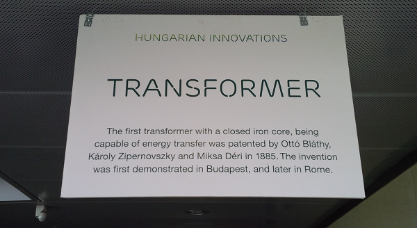 A transzformer magyar feltalálóját méltató tábla az Ericsson budapesti fejlesztőközpontjában