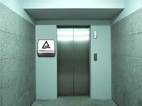A liftek falán általában megtaláljuk a minősítő alumínium TÜV plakettet. Ez nem azt jelenti, hogy ez a lehető legjobb termék a világon, hanem mindössze annyit jelez, hogy a biztonsági előírásoknak megfelelően tesztelték