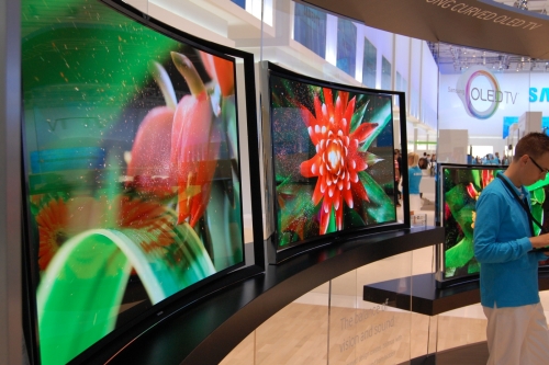 A Samsung hajlított OLED tévéje az IFA-n