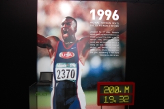 1996: Michael Johnson űridőt futott 200 méteren Atlantában. Rekordját Usain Boltnak csak 12 évvel később sikerült megdöntenie.