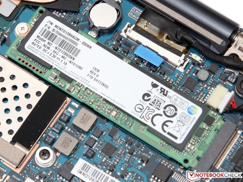 A 128 GB-os Samsung SSD M.2 (NGFF) formátumú, így cseréje nem lehetetlen.