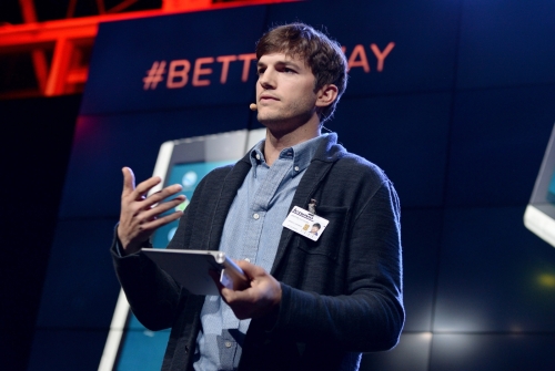 Ashton Kutcher és a Lenovo Yoga Tablet