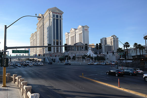 Itt például nincs zebra, fel kell mászni egy felüljárója