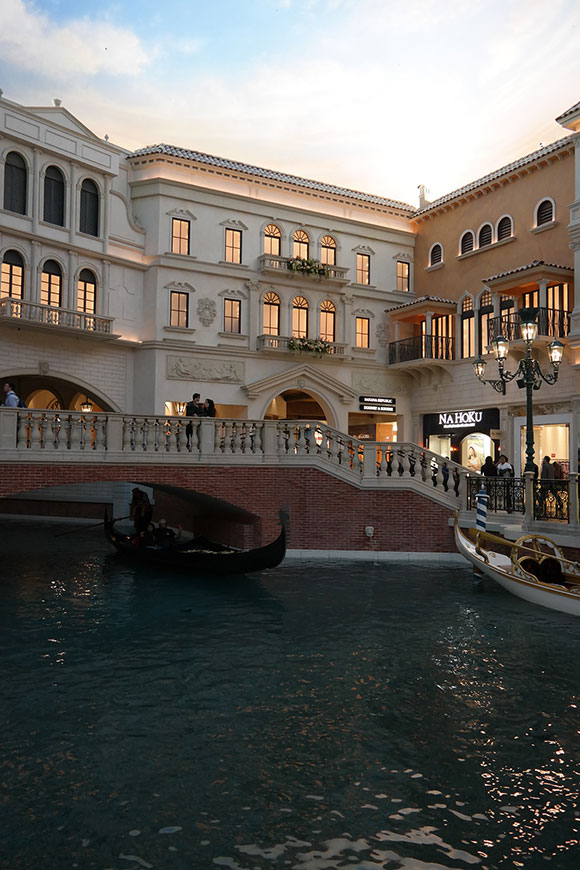 Gondolázni egy épületen belül? Debil… a gondolások még énekelnek is.