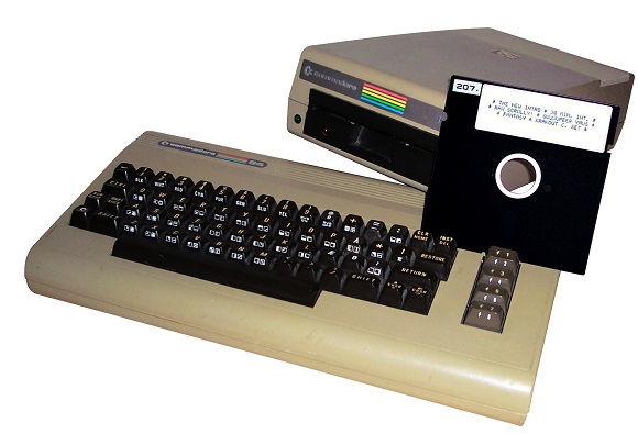 A Commodore és Atari gépek idején indult a digitális népművészet korszaka a lemezújságokkal, illetve azok tartalmának jó részét kitevő ügyes, hardvertornáztató demó programokkal