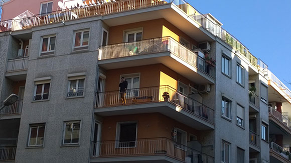 Ott telefonál Anna anyukájával az erkélyen Legendd