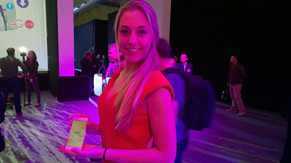 Az Ascend G6-ot mutogatja igen lelkesen ez a hölgy, aki fényképezőgép láttán instant mosolyog