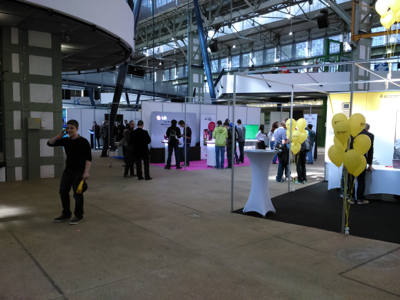 A látogatók már standról-standra járnak