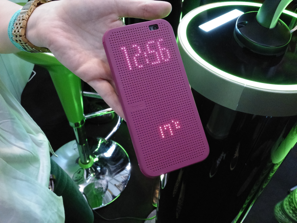 A színe fura, de ötletes a lyukacsos védőtok