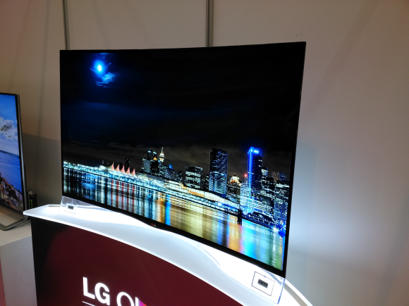 LG hajlított OLED TV