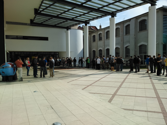 Nyitás előtti sorbanállás