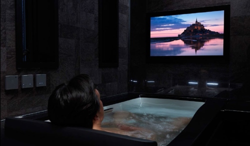 Fürdőszobai luxus: masszázskád, cseppálló Sharp tévé, Clarion hangrendszer