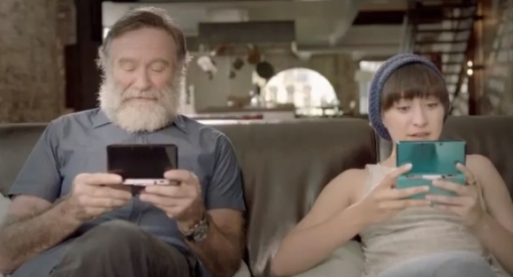 Robin Williams lányával, Zeldával raklámozza a 3DS-es Ocarania of Time-ot.